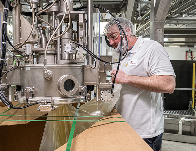 Worker packaging shipment